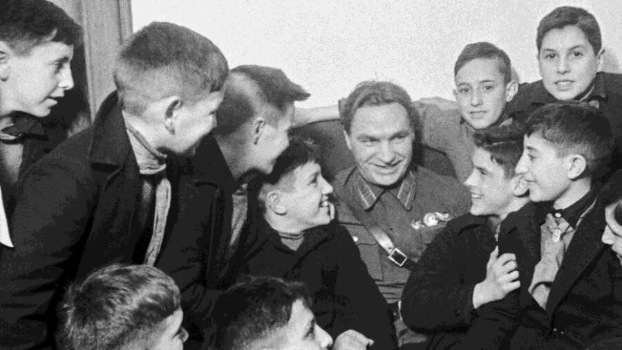 Герой Советского Союза, летчик-испытатель Валерий Чкалов на встрече с детьми испанских республиканце