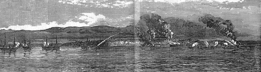 Обстрел Таганрога 3 июня (22 мая ст.ст.) англо-французской эскадрой. Гравюра XIX века