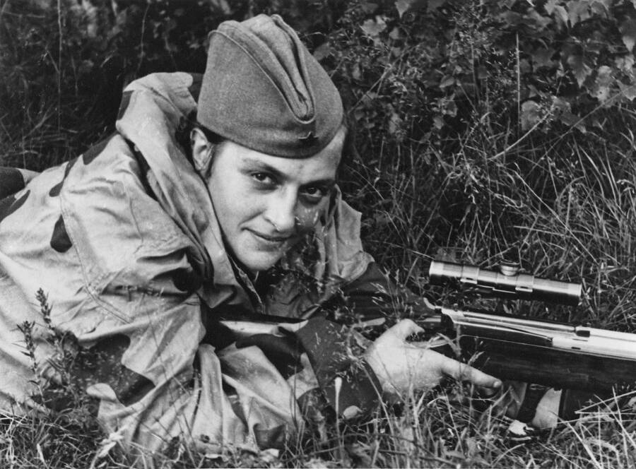 Снайпер старший сержант Людмила Павличенко во время обороны Севастополя, июнь 1942 года