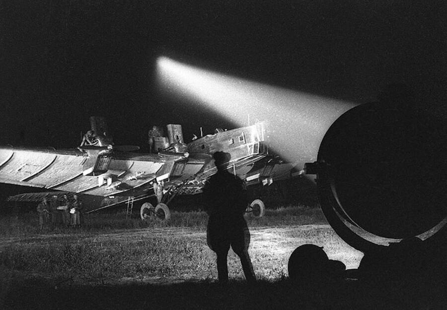 Подготовка бомбардировщика ТБ-3 к ночным полетам