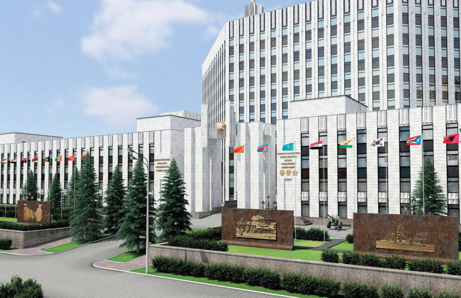 Вид на современное здание Военной академии Генерального штаба Вооруженных сил Российской Федерации в Москве