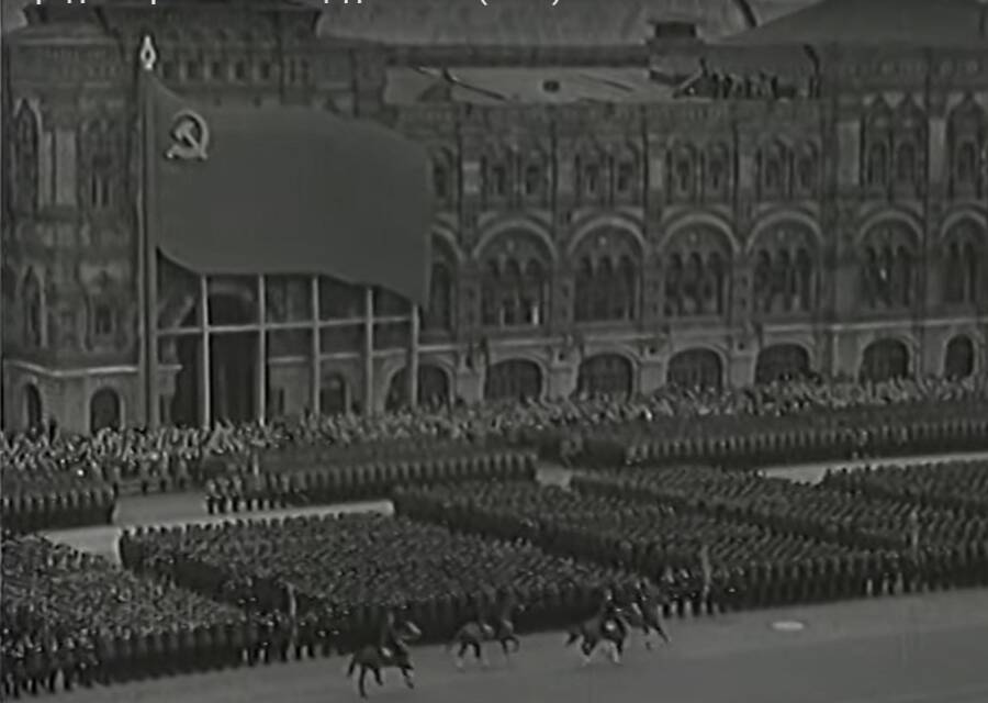 Шеренги участников военного парада 1 мая 1946 года. Парад принимает маршал Советского Союза Константин Рокоссовский (крайний справа на коне). Кадр из кинохроники