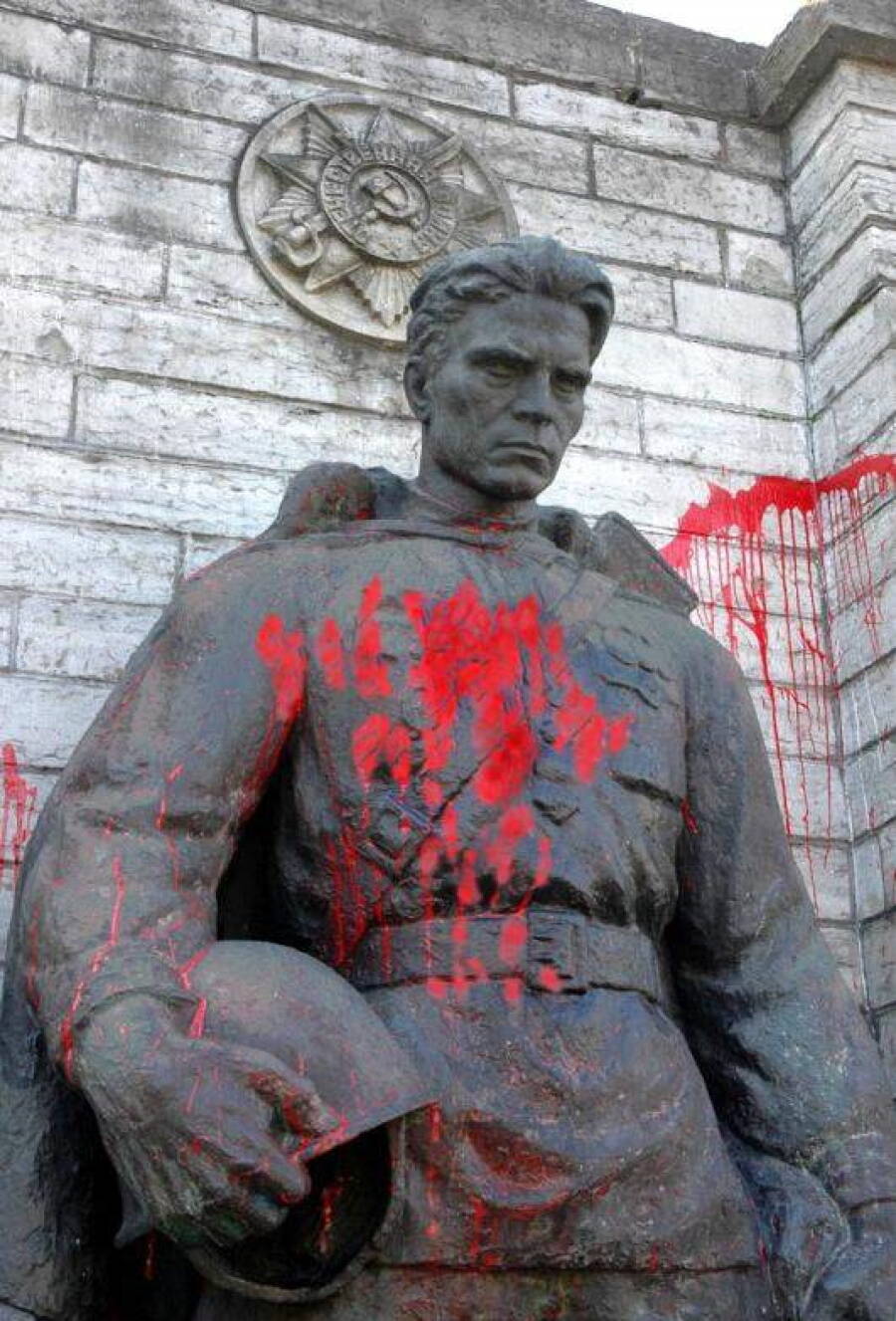 Памятник советским воинам-освободителям в Таллине, оскверненный вандалами