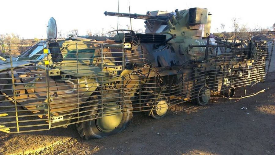 Подбитый украинский БТР-4 с комплектом дополнительной защиты