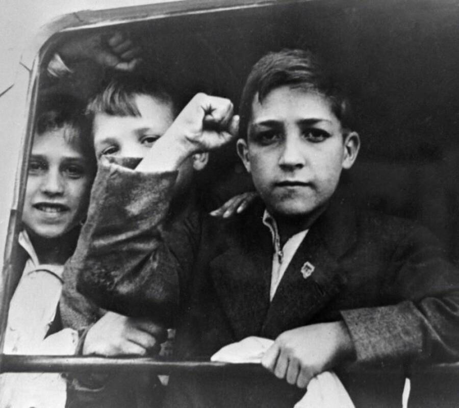 24 июня 1937 года. Испанский мальчик, прибывший в СССР, приветствует жестом «рот фронт», который символизирует единство мирового пролетариата
