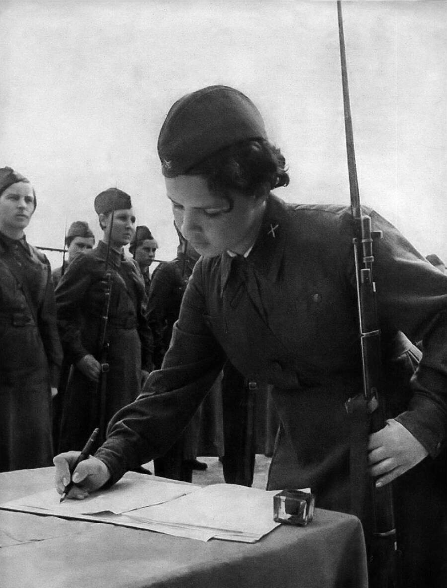Девушки-бойцы зенитного подразделения ПВО приносят присягу, начало Великой Отечественной войны