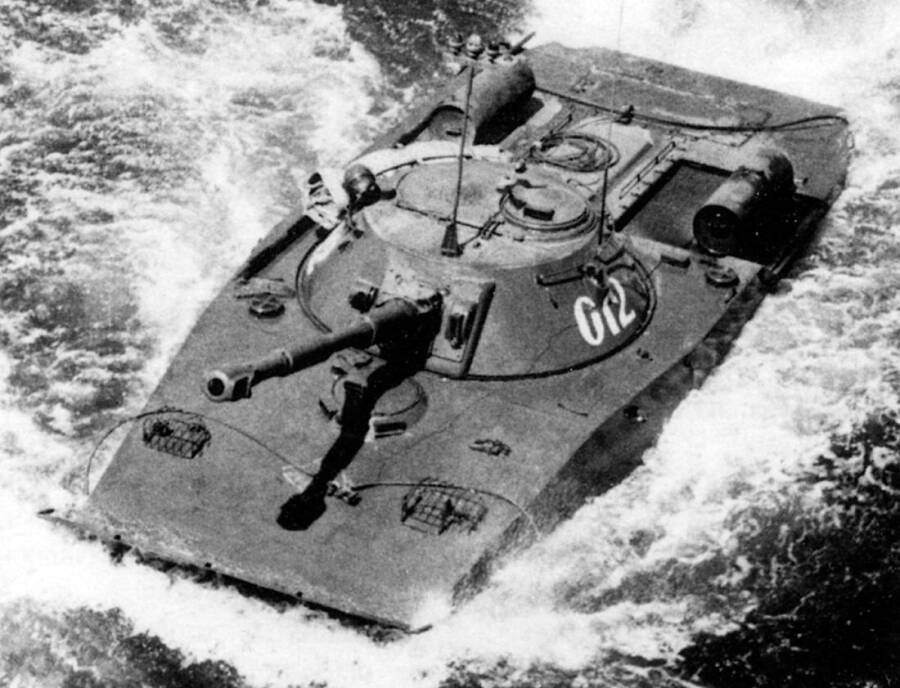 Танк ПТ-76Б выпуска 1961 года на плаву