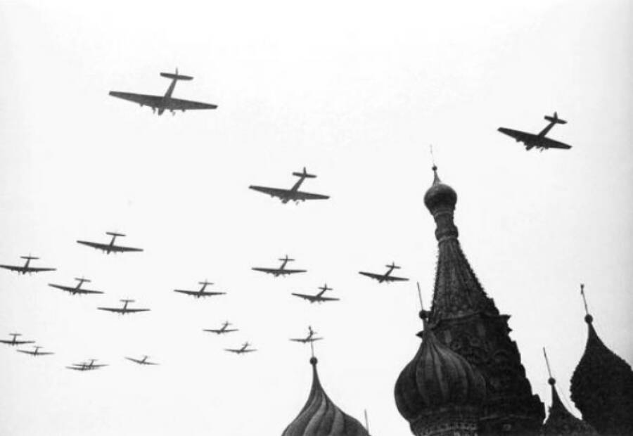 Тяжелые бомбардировщики ТБ-3 пролетают над Красной площадью во время парада