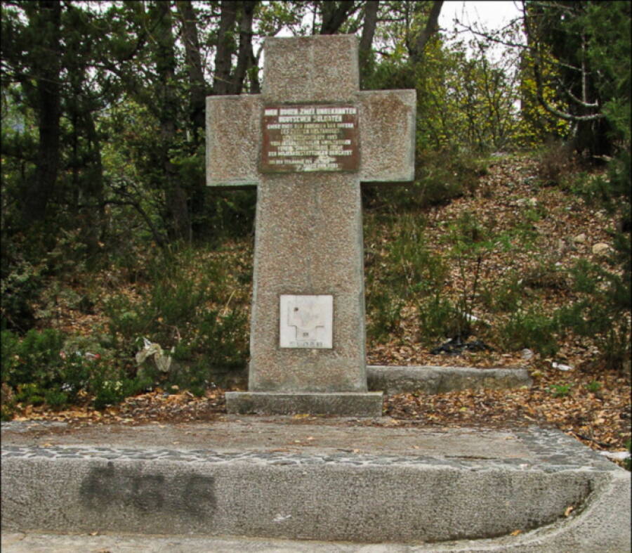 Памятник погибшим немецким солдатам в поселке Никита, Республика Крым