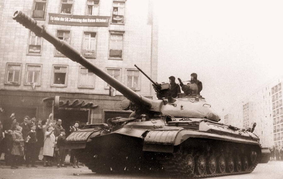 Советские танки Т-10 – участники парада по случаю 50-й годовщины Октябрьской революции, Берлин, ноябрь 1967 года