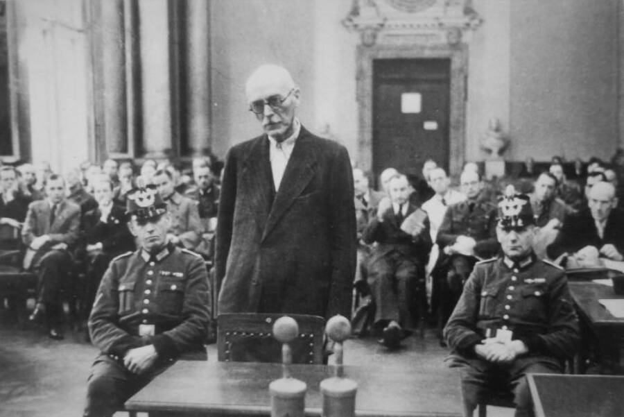 Фридрих-Вернер фон дер Шуленбург  перед судьями Народной судебной палаты. 1944 г.