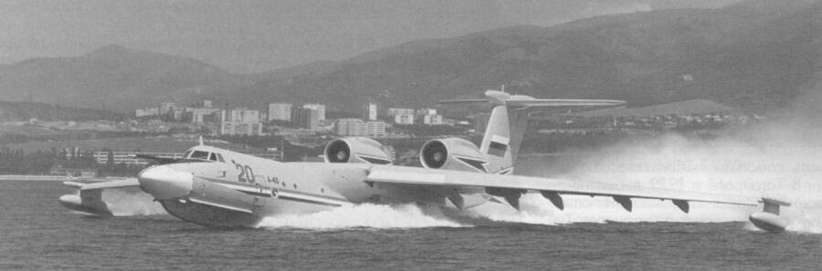 Второй опытный экземпляр гидросамолета А-40 – В2 – взлетает с воды, акватория опытной базы в Геленджике