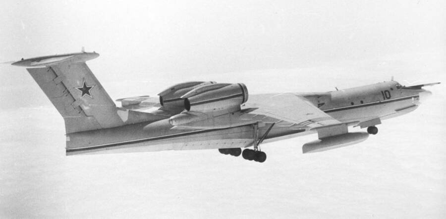 Первый опытный экaземпляр А-40 – самолет В1 – после взлета, лето 1987 года