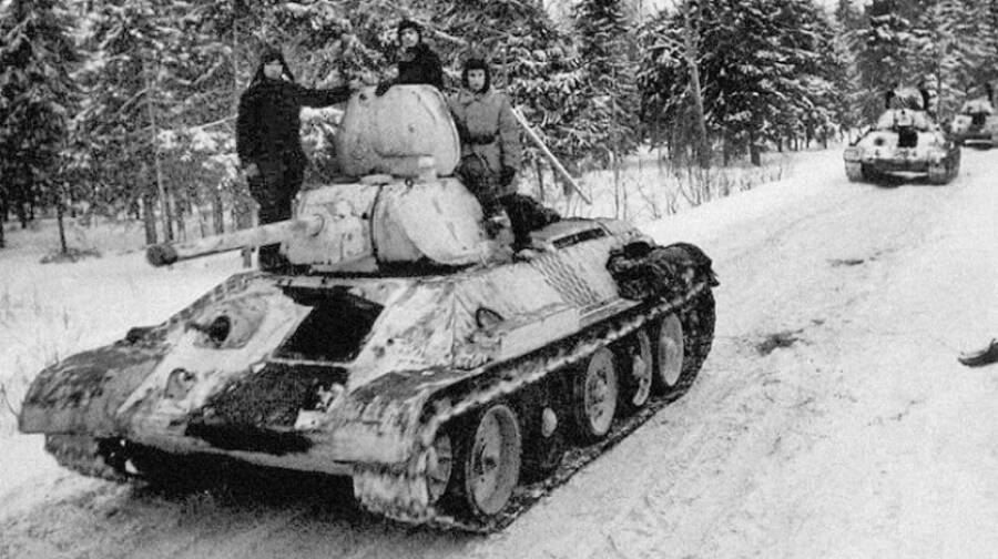 Рис. 1. Советский танк Т-34 в боях декабря 1941 года 