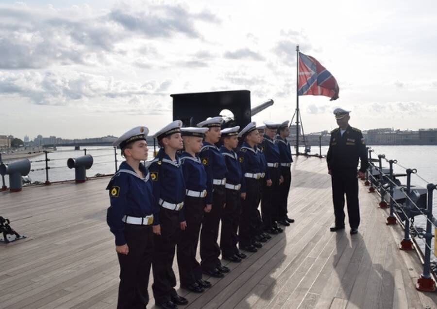 Воспитанники 5 класса 1 курса Нахимовского военно-морского училища (НВМУ) в Санкт-Петербурге посетили легендарный крейсер «Аврора» 2019 год