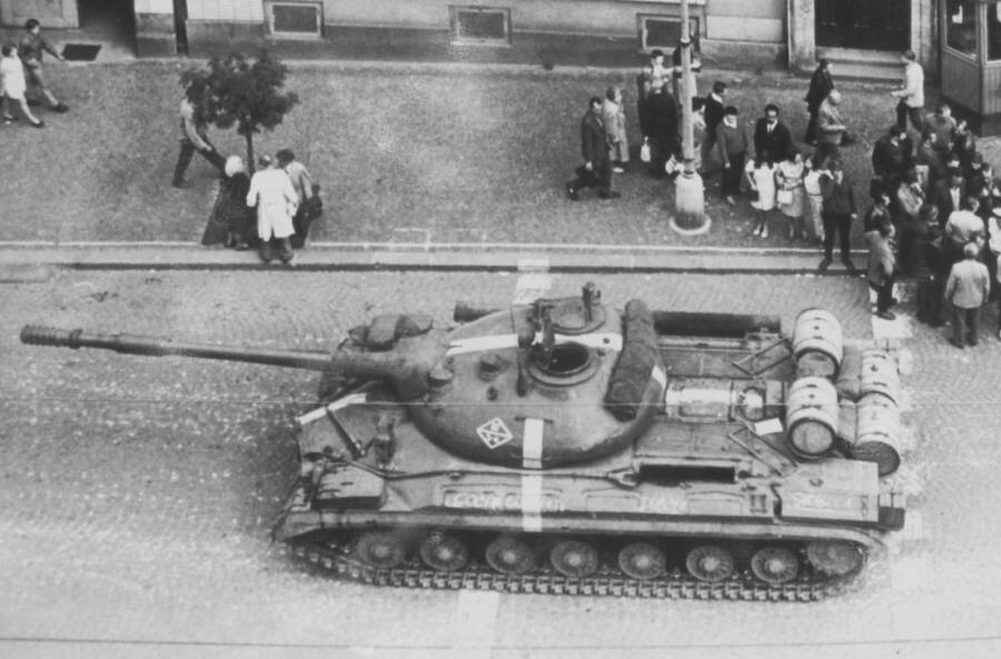 Тяжелый танк ИС-10М на улице Праги, август 1968 года