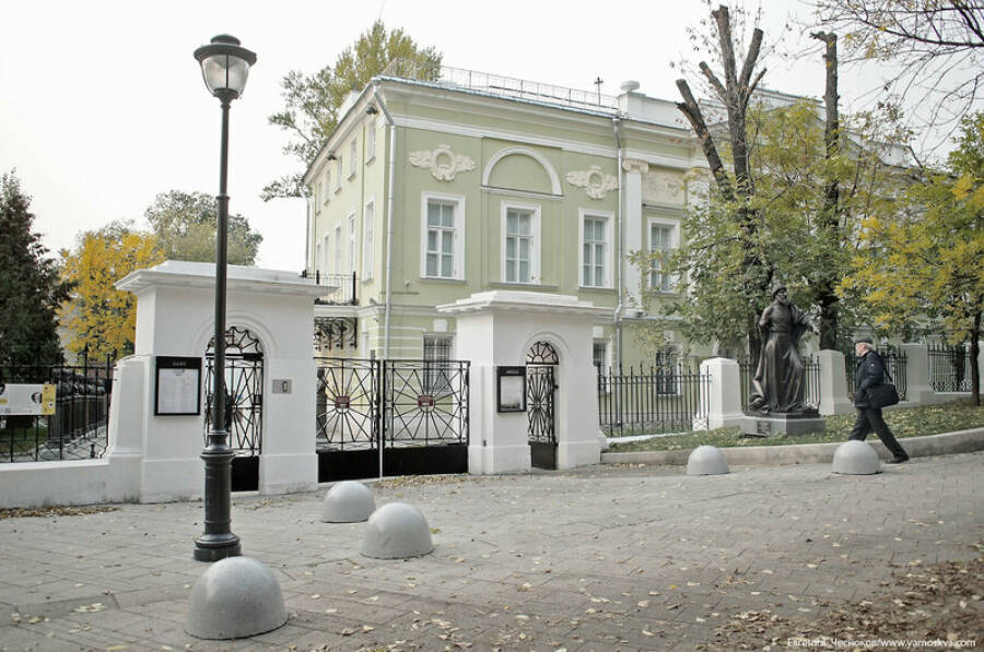 Отреставрированная усадьба в Петроверигском переулке