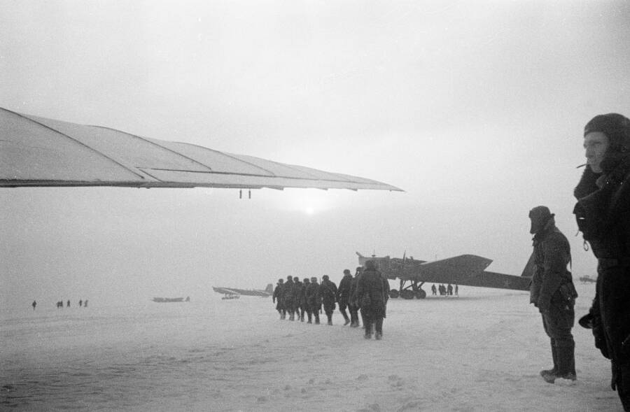 Советские десантники на зимнем аэродроме у самолетов ТБ-3
