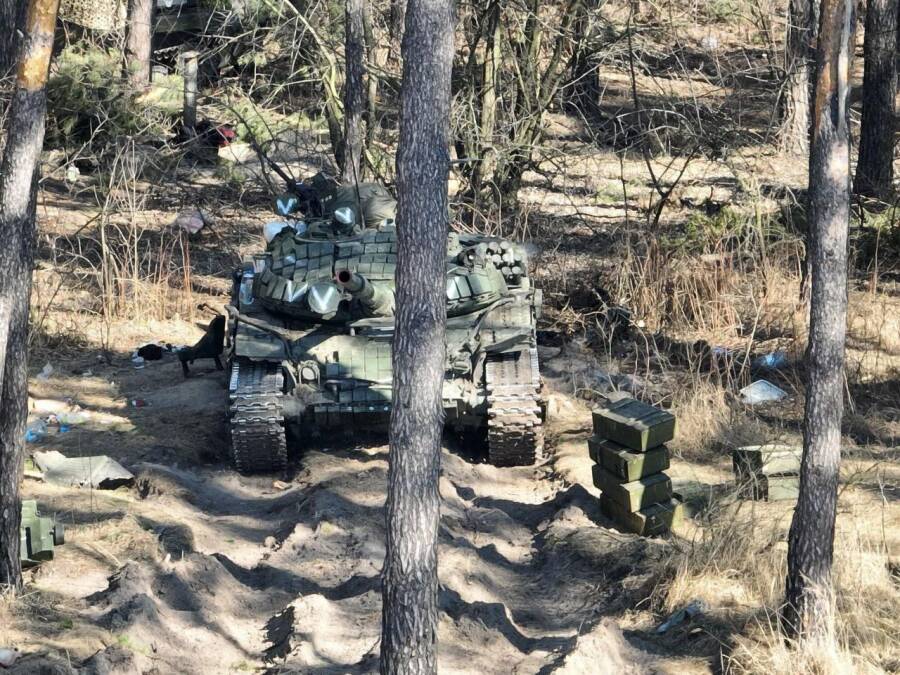 Т-72Б под Киевом в ходе специальной военной операции на Украине. 2022 год