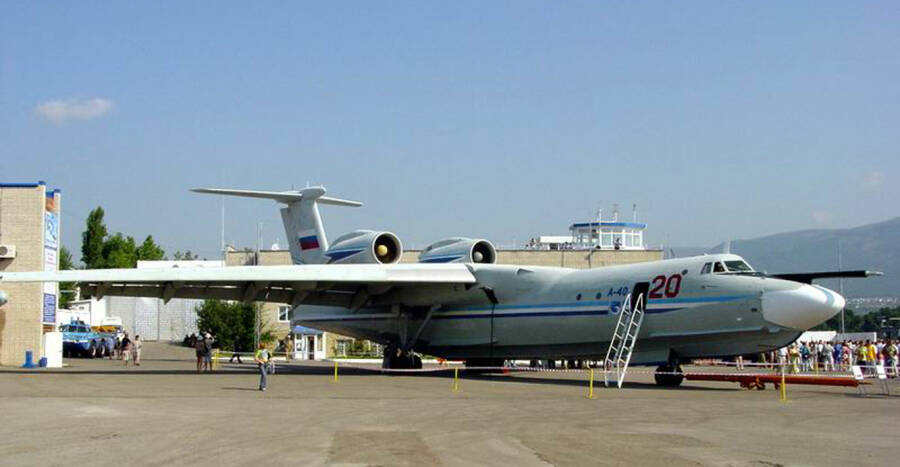 Самолет В2 на стоянке возле опытной базы Таганрогского машиностроительного завода в Геленджике