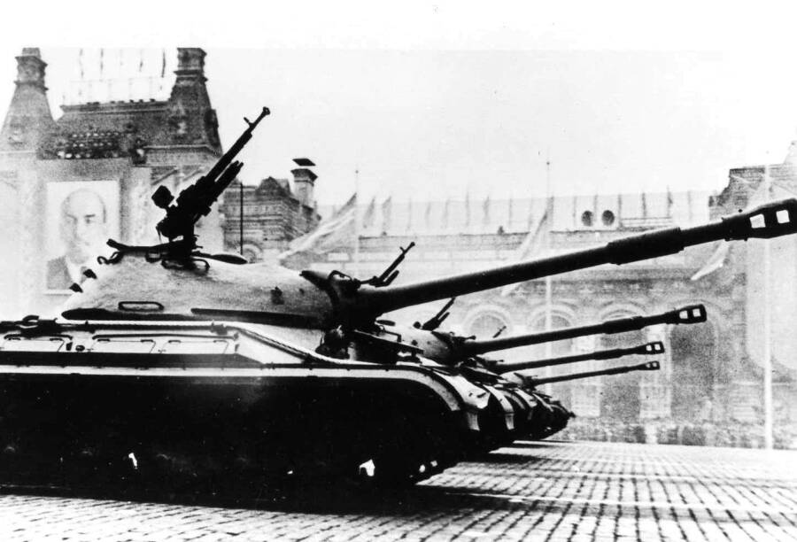 Тяжелые танки Т-10 (модификация Т-10А) на параде в Москве, 7 ноября 1957 года