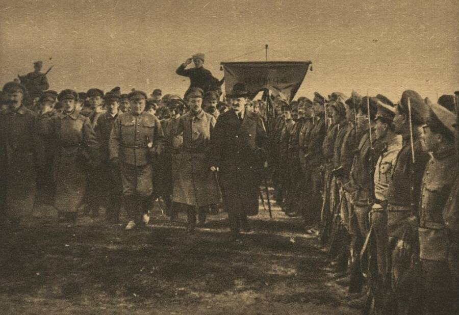 Нарком по военным делам Лев Троцкий обходит строй красноармейцев перед началом прохождения войск, 1 мая 1918 года