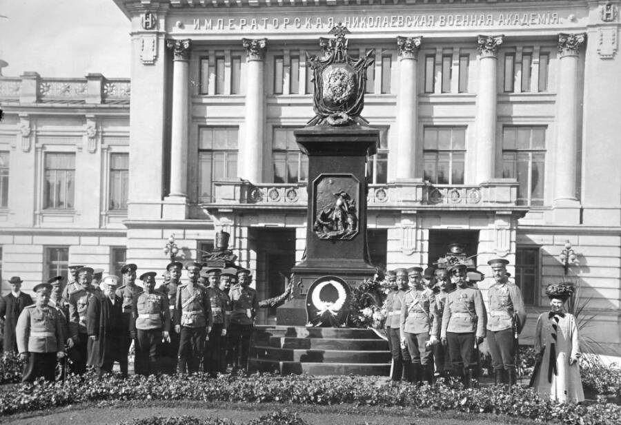 Выпускники Императорской Николаевской военной академии возле памятника «Жертвам служебного долга», 1909 год
