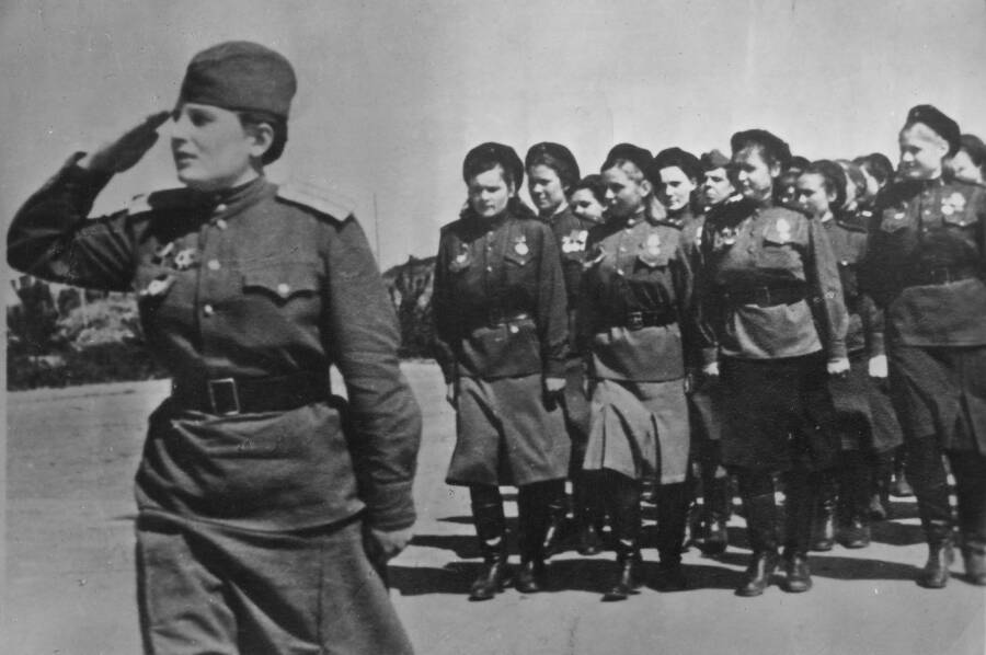 Девушки-военнослужащие 2-й гвардейской Таманской дивизии: медработники, связистки, телефонистки. Снимок сделан в двадцатых числах мая 1945 года в Кенигсберге