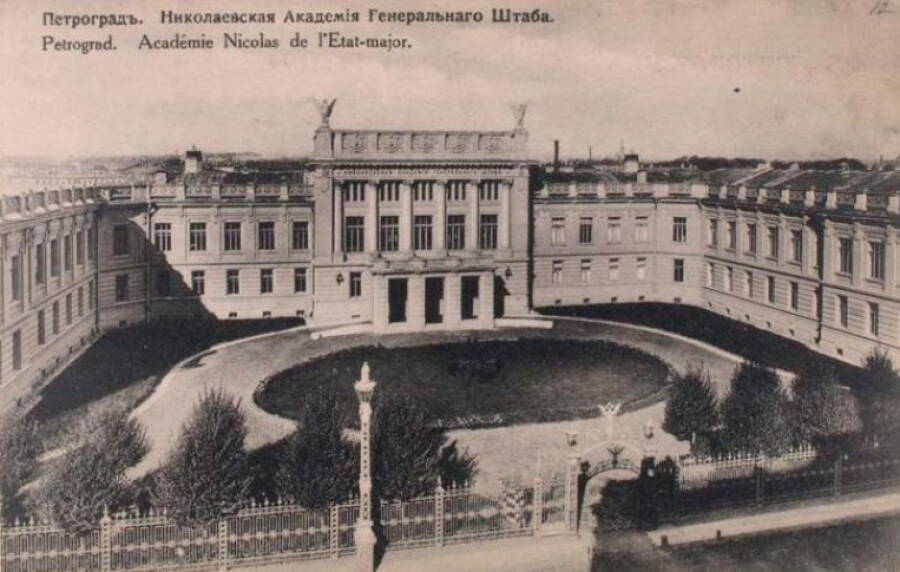Открытка с видом на здание Николаевской академии генерального штаба в Санкт-Петербурге, снимок сделан до 1909 года