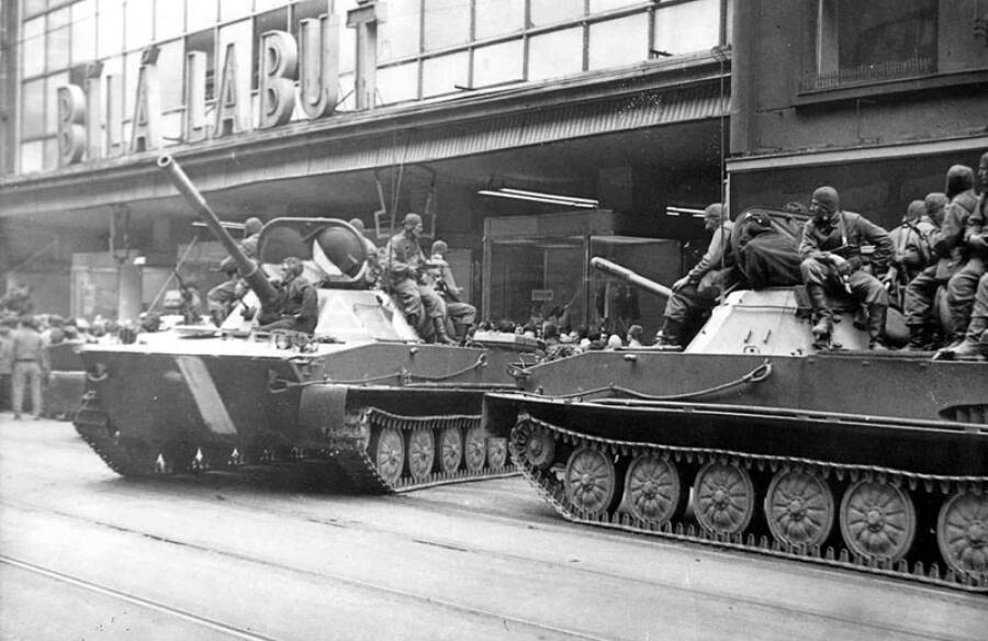 Танки ПТ-76 Советской армии с десантниками на борту на улице Праги, август 1968 года