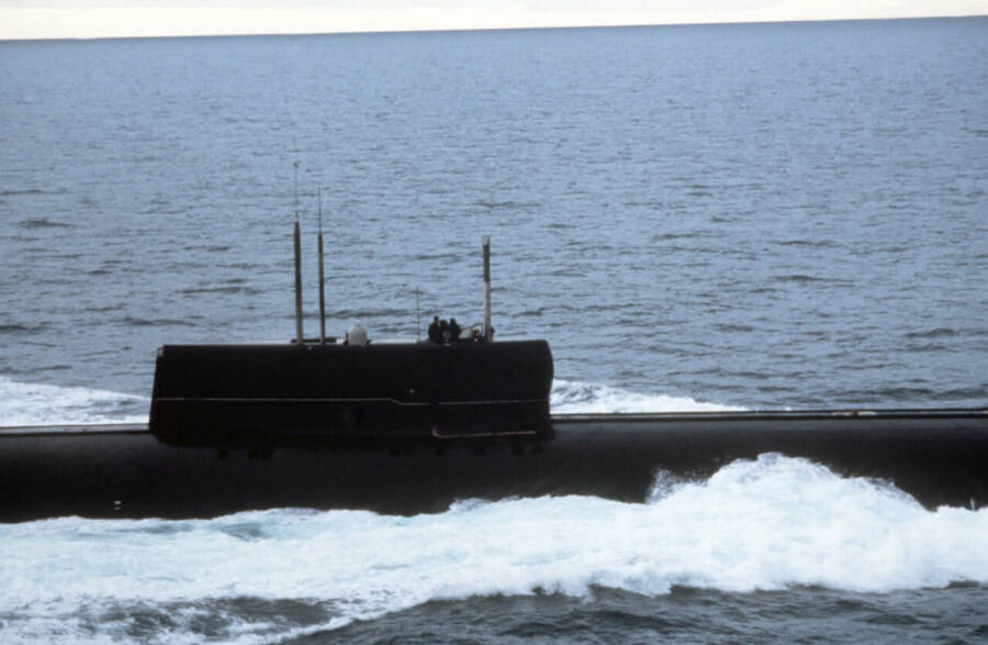 Вид на ограждение рубки подводной лодки К-162, идущей на полном надводном ходу
