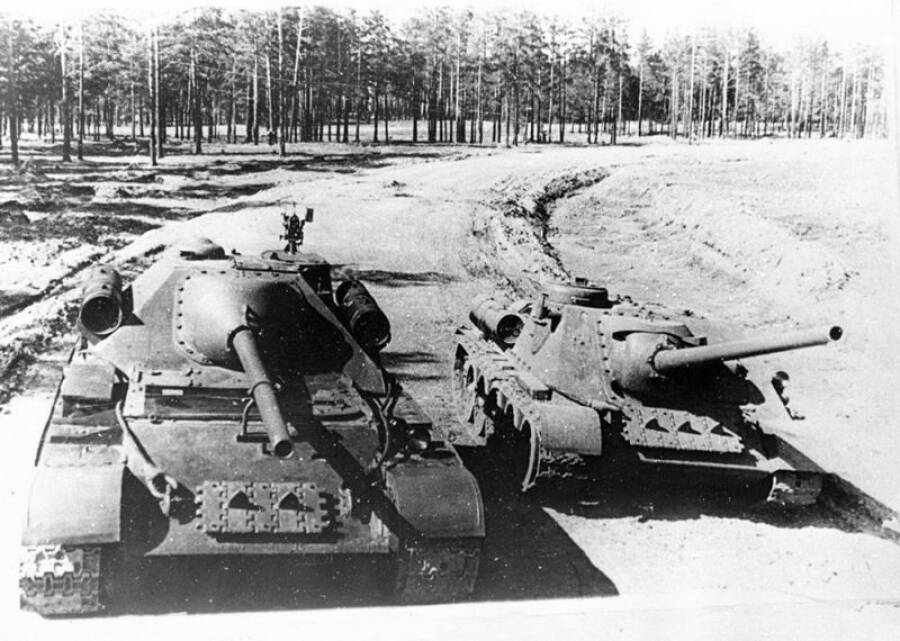 Советские САУ СУ-101 и СУ-100 на танкодроме Уральского завода тяжелого машиностроения