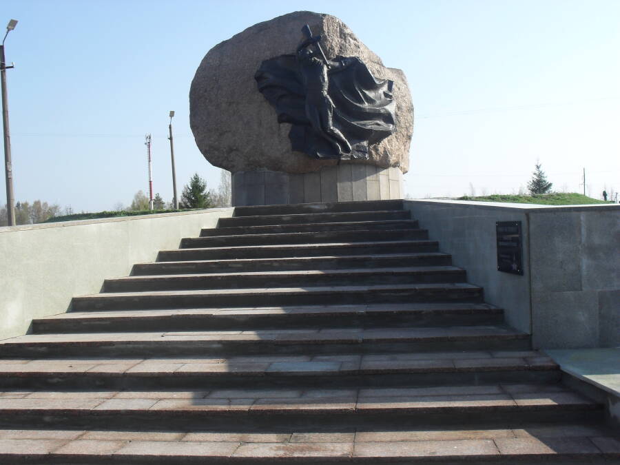 Памятник воинам 234-й Ярославской коммунистической стрелковой дивизии