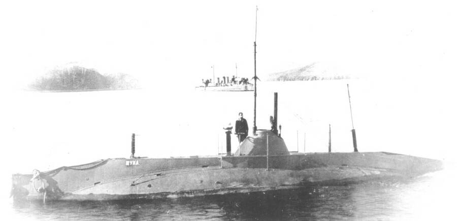 Подводная лодка «Щука» типа «Сом» в акватории Владивостокского порта