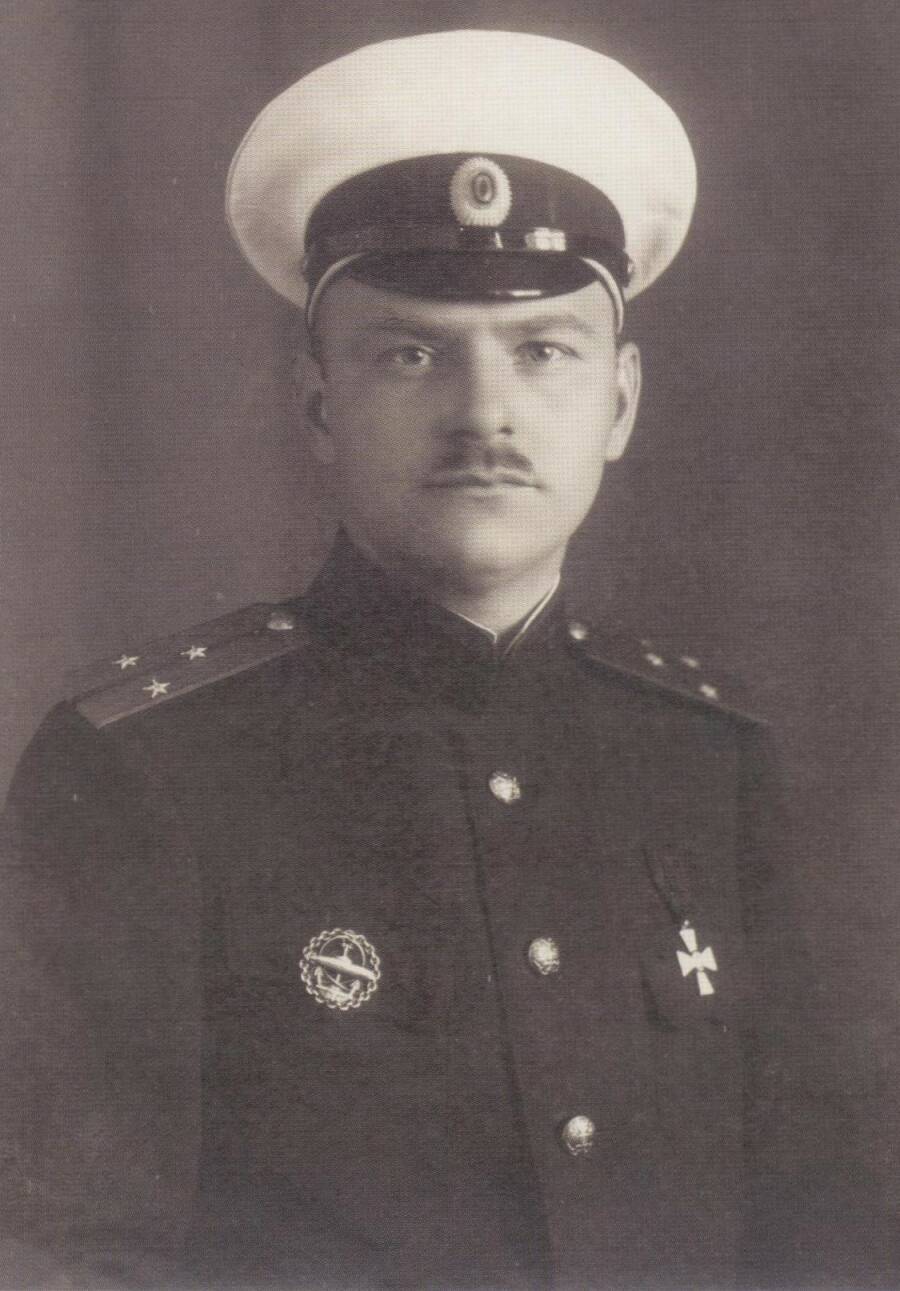 Лейтенант Василий Меркушов, 1915 год. Справа на груди хорошо виден знак окончания Офицерских классов подводного плавания