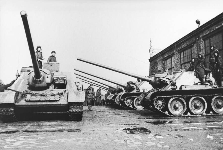 САУ СУ-100 во дворе завода «Уралмаш» перед отправкой на фронт