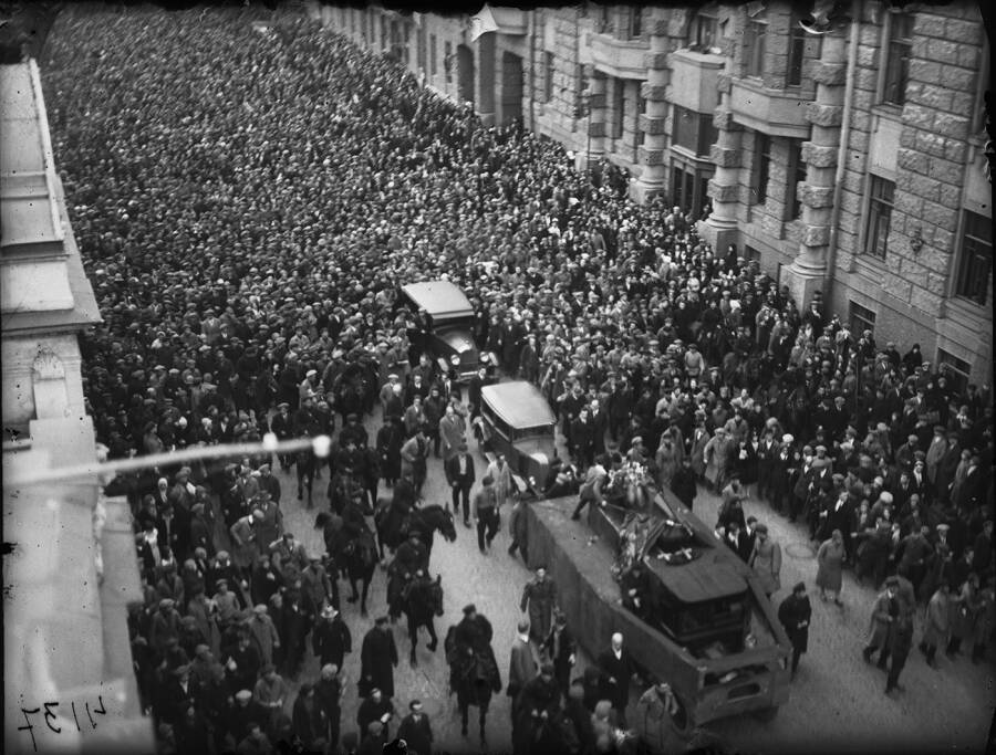 Народная толпа провожает Владимира Маяковского, 17 апреля 1930 года.
