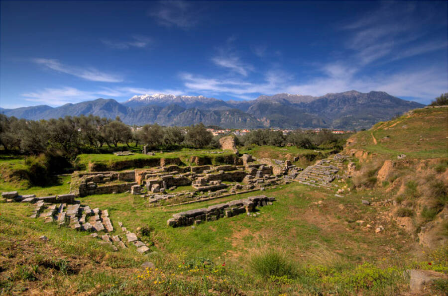 Развалины античного театра на территории Спарты. 