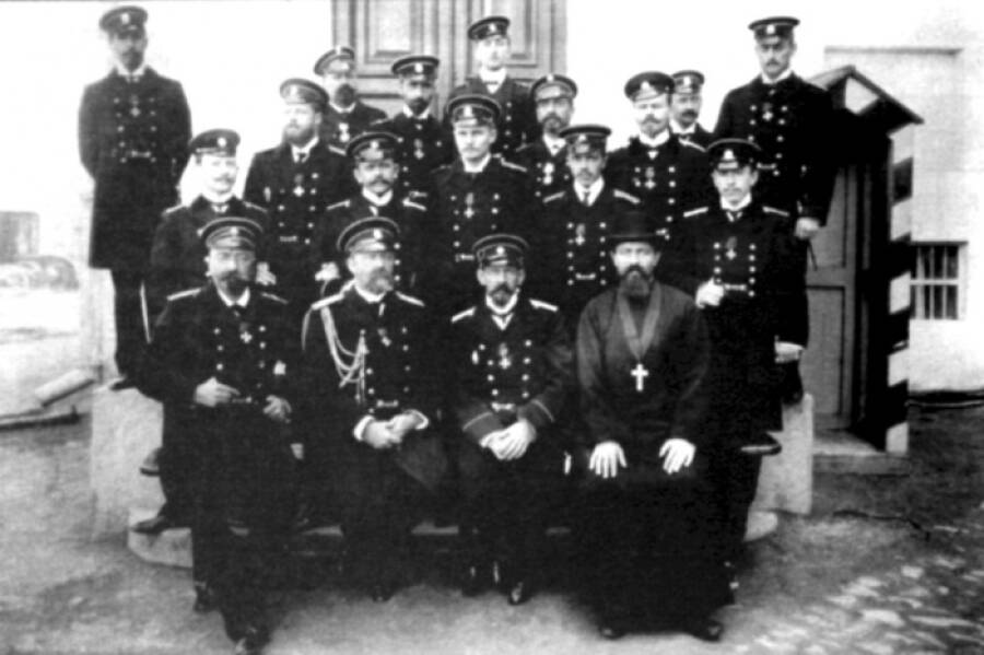 Офицеры крейсера «Варяг», в первом ряду второй слева — командир корабля капитан первого ранга Всеволод Руднев; 