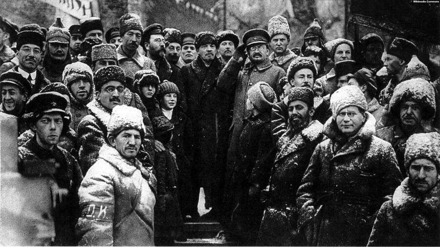 Каменев, Ленин и Троцкий на Красной площади во время празднования второй годовщины Октябрьского переворота.