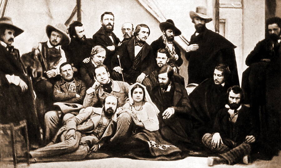  Единственное известное фото писателя. Н.В. Гоголь в обществе русских художников (сидит в центре с тростью). Дагерротип С.Л. Левицкого, 1845 год.