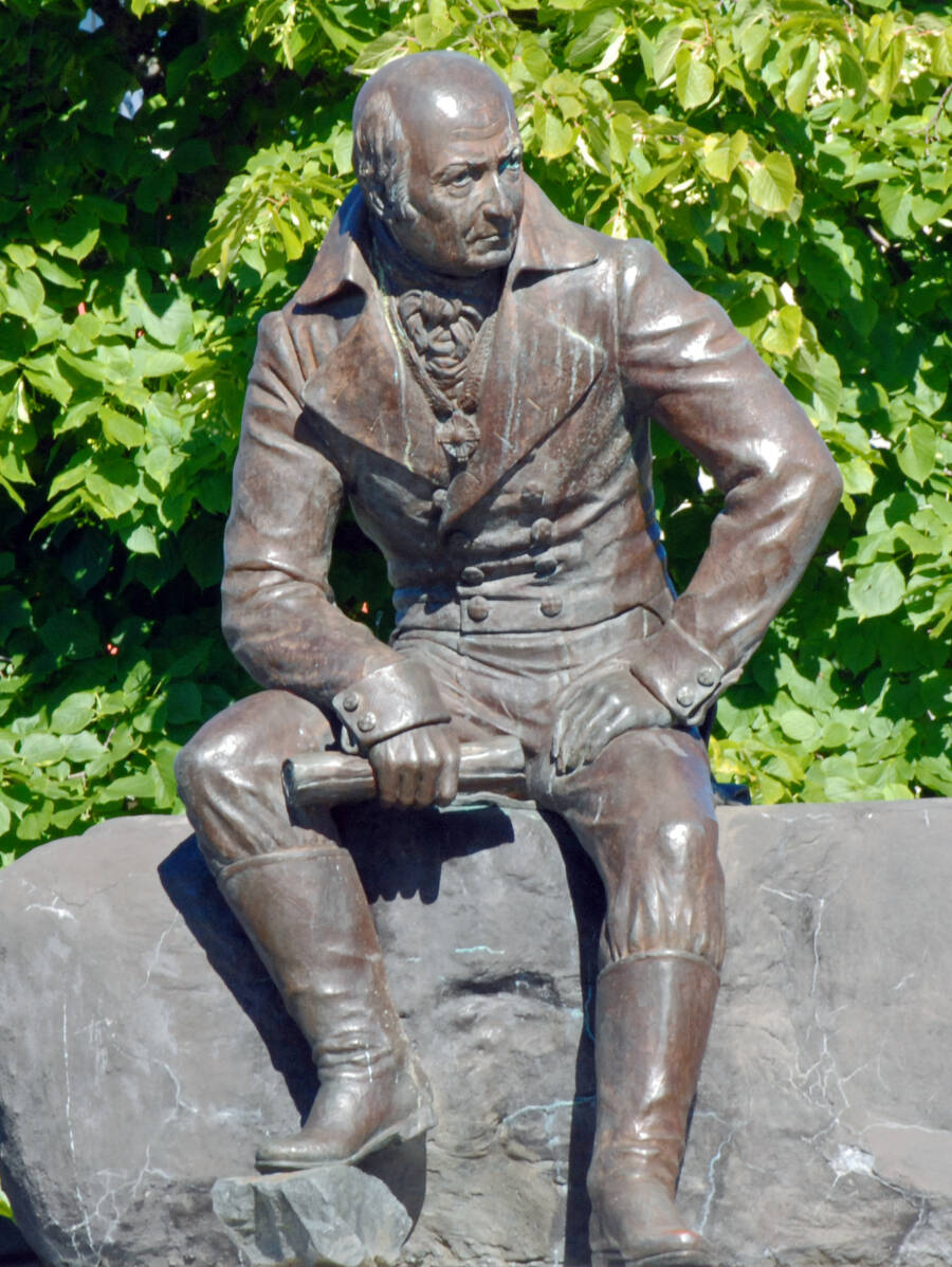  Памятник Александру Баранову в Ситке (США). 