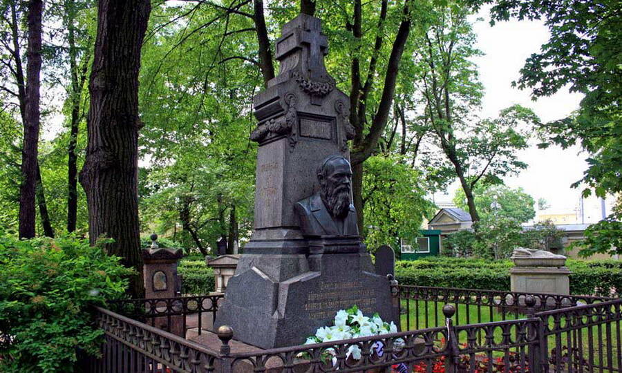 Могила Ф.М. Достоевского на Тихвинском кладбище в Санкт-Петербурге.