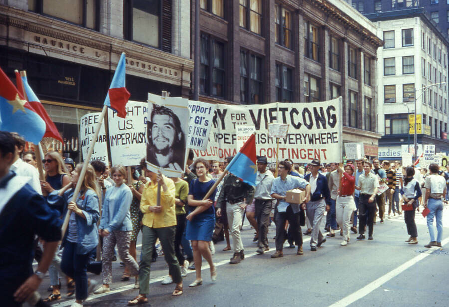 Антивоенная демонстрация в Чикаго 10 августа 1968 с прокоммунистической символикой.