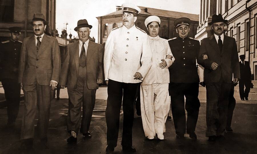А.И. Микоян, Н.С. Хрущёв, И.В. Сталин, Г.М. Маленков, Л.П. Берия и В.М. Молотов идут на Красную площадь на парад физкультурников, 12 августа 1945 года.