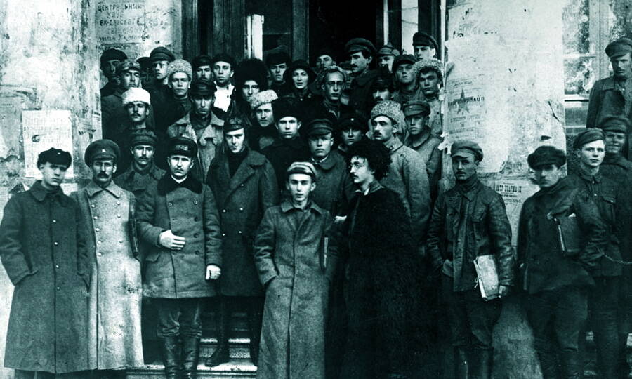 Никита Хрущёв (в центре снимка, в чёрной папахе) на совещании командного и политического состава 9-й армии, октябрь 1920 года. 