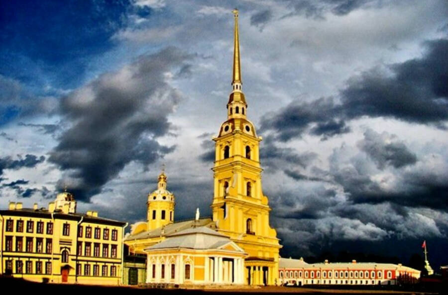 Петропавловский собор Санкт-Петербурга, где находится усыпальница императоров дома Романовых.