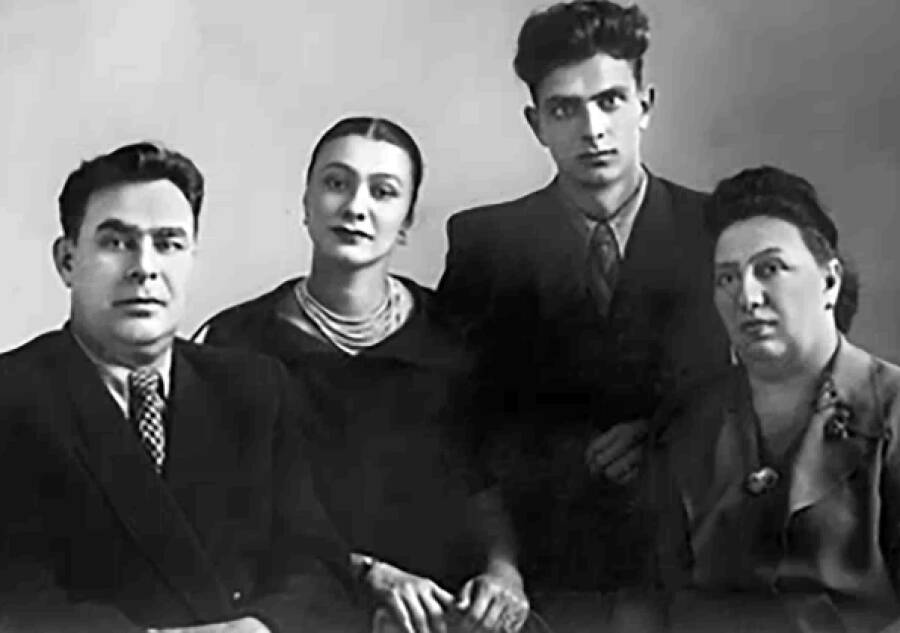 Леонид Брежнев с детьми и женой.