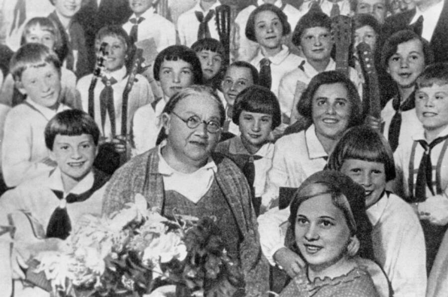 Надежда Константиновна Крупская среди пионеров, 1930е.
