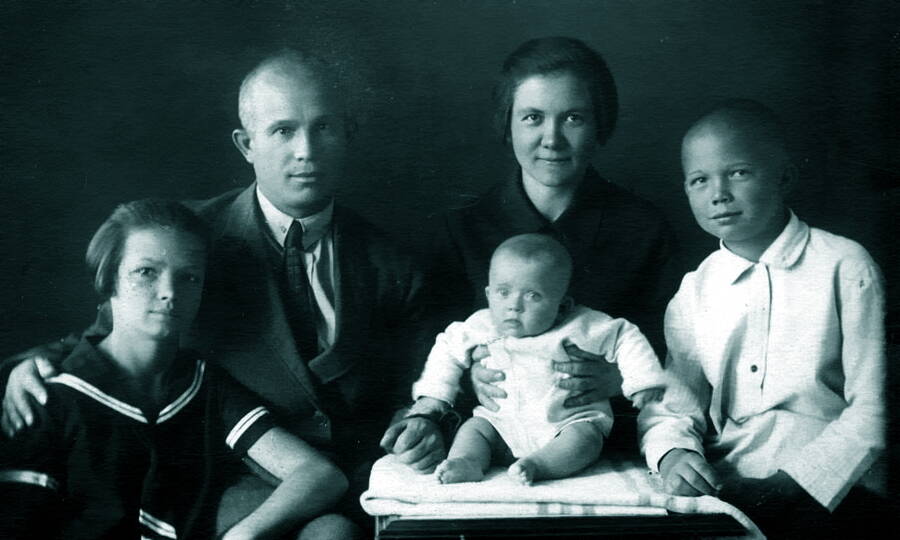 Никита Хрущёв и Нина Кухарчук с детьми Юлией, Радой и Леонидом, 1929 год.